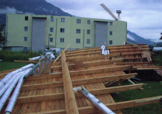 Vom Sturm abgetragener Dachstuhl eines Mehrfamilienwohnhauses