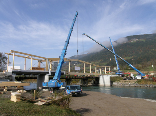 Montage Fachwerkskonstruktion Straßenbrücke Radlach
